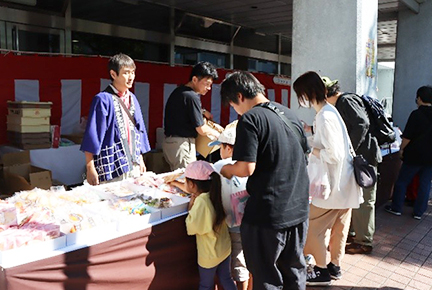 お菓子の即売の様子１