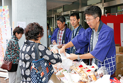 お菓子の即売の様子