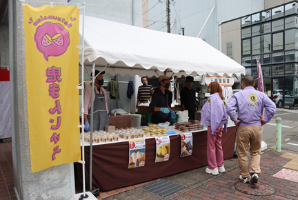 お菓子の即売の様子１