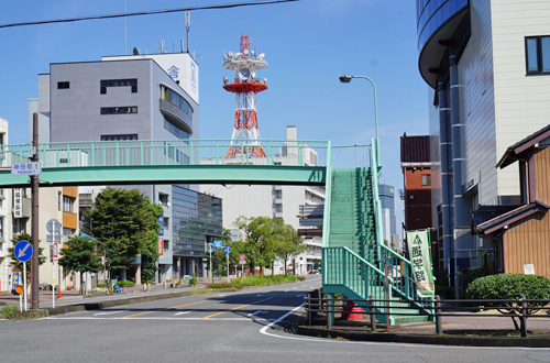 神田町1丁目交差点の歩道橋