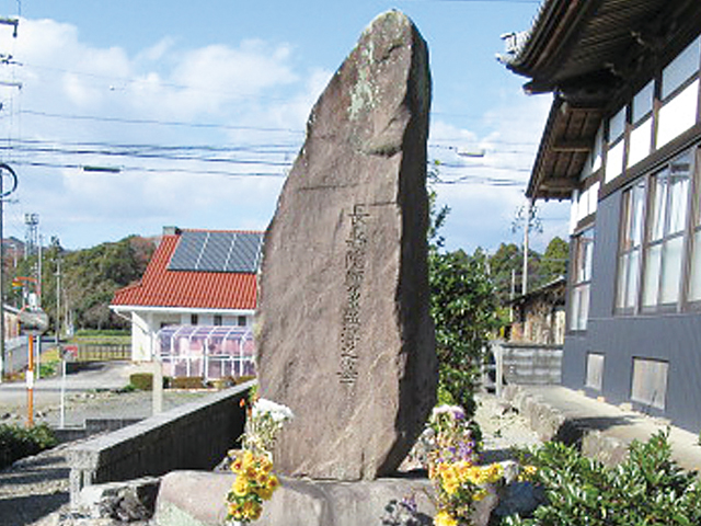 長寿院盛淳の墓